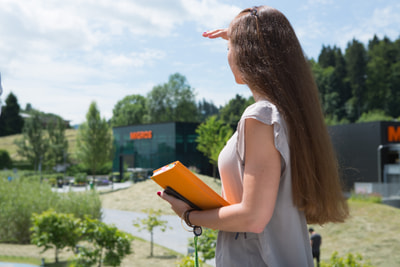 Frau hält Ausschau Ragazza guarda in lontananza